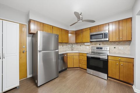 Tiny photo for 300 Claymoor Road #2E, Hinsdale, IL 60521 (MLS # 12622376)