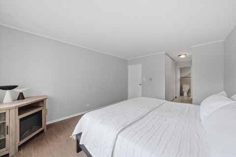 Tiny photo for 300 Claymoor Road #2E, Hinsdale, IL 60521 (MLS # 12622376)