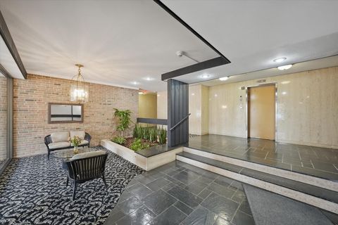 Tiny photo for 300 Claymoor Road #2E, Hinsdale, IL 60521 (MLS # 12622376)