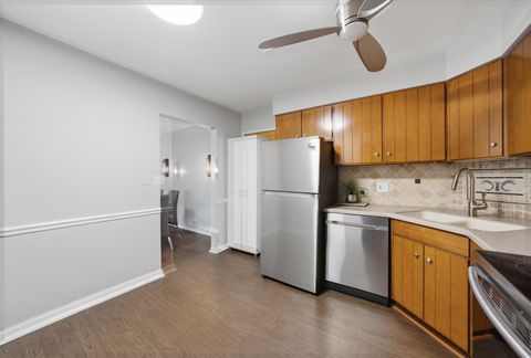 Tiny photo for 300 Claymoor Road #2E, Hinsdale, IL 60521 (MLS # 12622376)