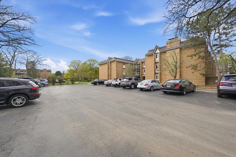 Tiny photo for 300 Claymoor Road #2E, Hinsdale, IL 60521 (MLS # 12622376)