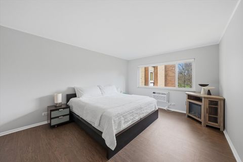 Tiny photo for 300 Claymoor Road #2E, Hinsdale, IL 60521 (MLS # 12622376)