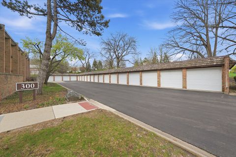 Tiny photo for 300 Claymoor Road #2E, Hinsdale, IL 60521 (MLS # 12622376)