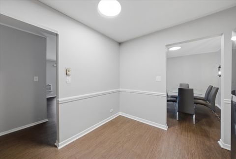 Tiny photo for 300 Claymoor Road #2E, Hinsdale, IL 60521 (MLS # 12622376)