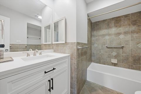 Tiny photo for 300 Claymoor Road #2E, Hinsdale, IL 60521 (MLS # 12622376)