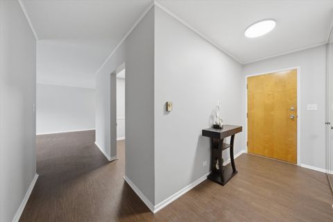 Tiny photo for 300 Claymoor Road #2E, Hinsdale, IL 60521 (MLS # 12622376)