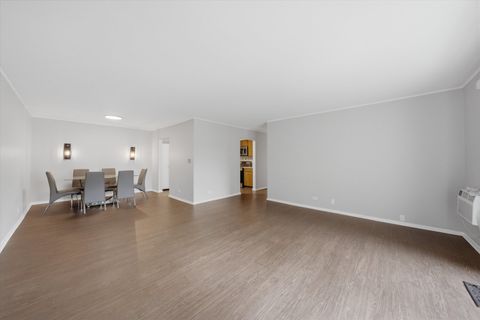 Tiny photo for 300 Claymoor Road #2E, Hinsdale, IL 60521 (MLS # 12622376)