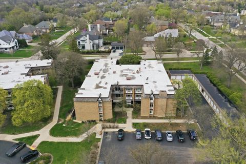Tiny photo for 300 Claymoor Road #2E, Hinsdale, IL 60521 (MLS # 12622376)