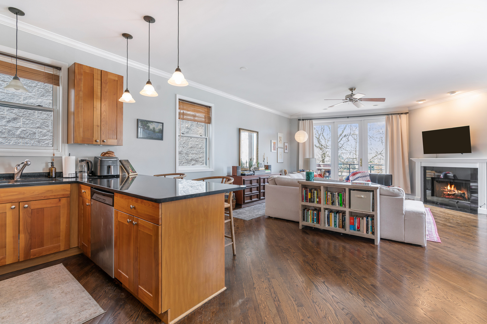 1043 N Winchester Avenue 3