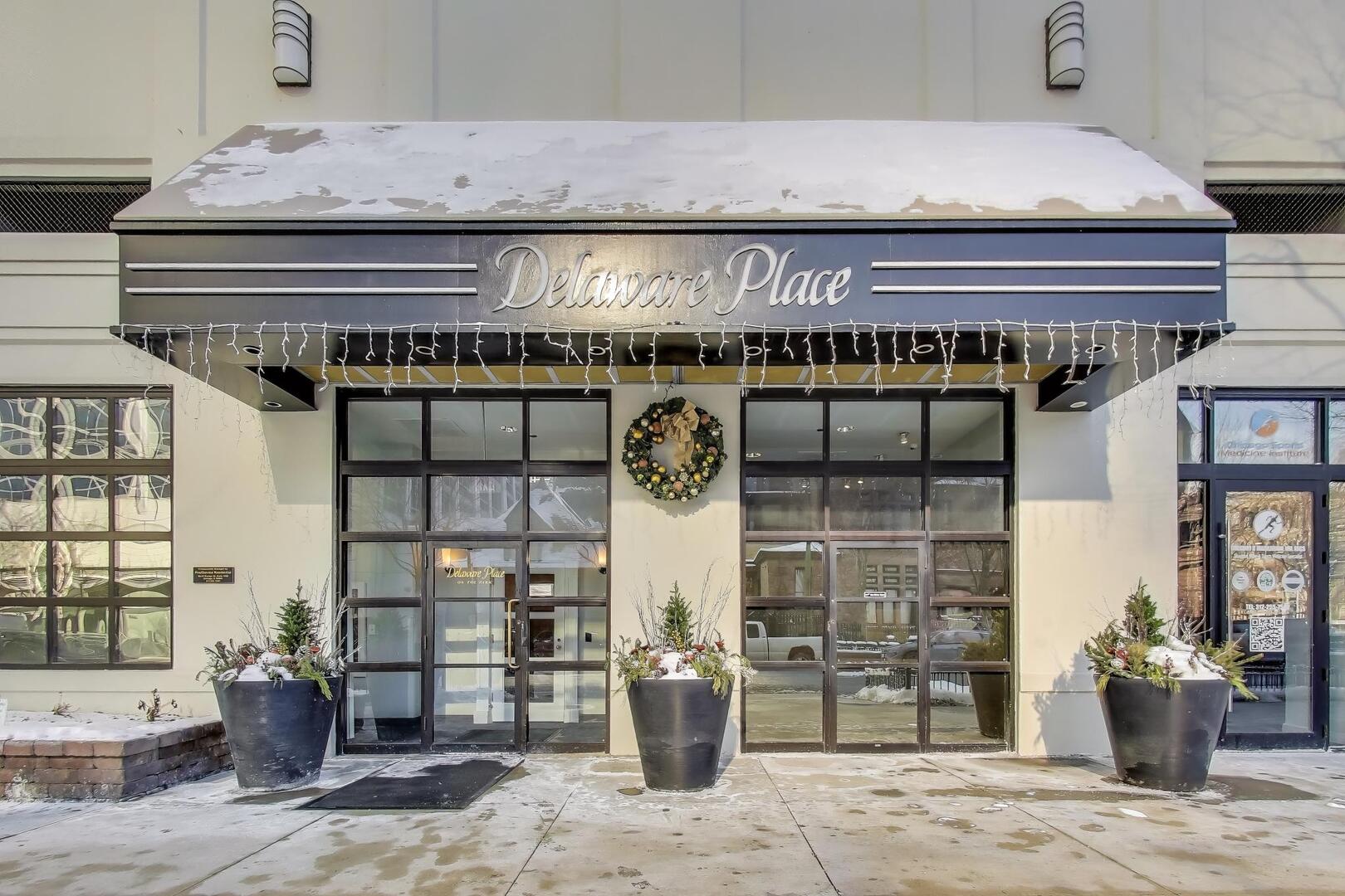 33 W Delaware Place 21H