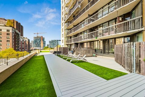 Tiny photo for 33 W Delaware Place #21H, Chicago, IL 60610 (MLS # 12584186)