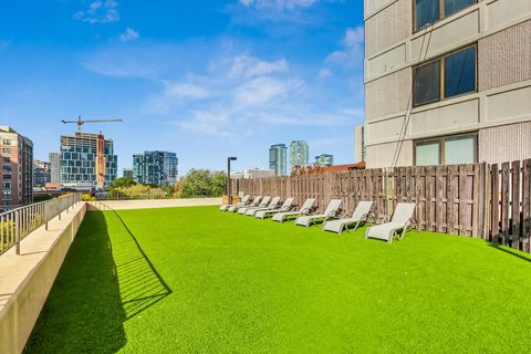 Tiny photo for 33 W Delaware Place #21H, Chicago, IL 60610 (MLS # 12584186)