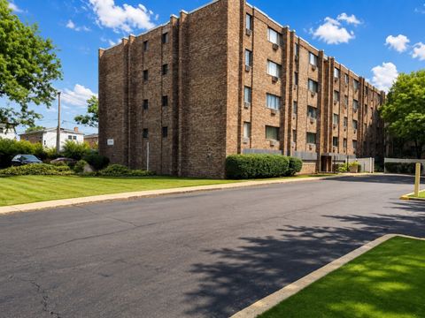 Photo of 5306 N Cumberland Avenue #521, Chicago, IL 60656 (MLS # 12701060)