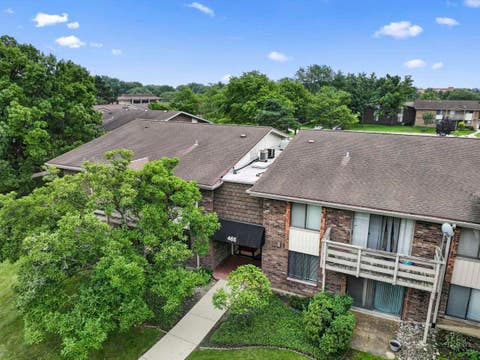 Photo of 465 Raintree Court #2B, Glen Ellyn, IL 60137 (MLS # 12733628)