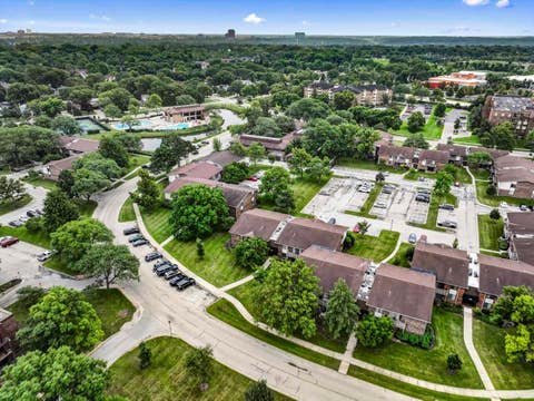 Tiny photo for 465 Raintree Court #2B, Glen Ellyn, IL 60137 (MLS # 12733628)