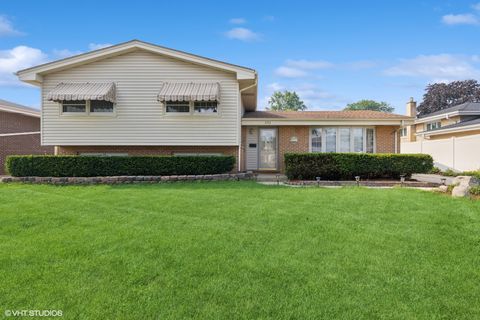 Photo of 1711 W Woodland Avenue, Addison, IL 60101 (MLS # 12436870)
