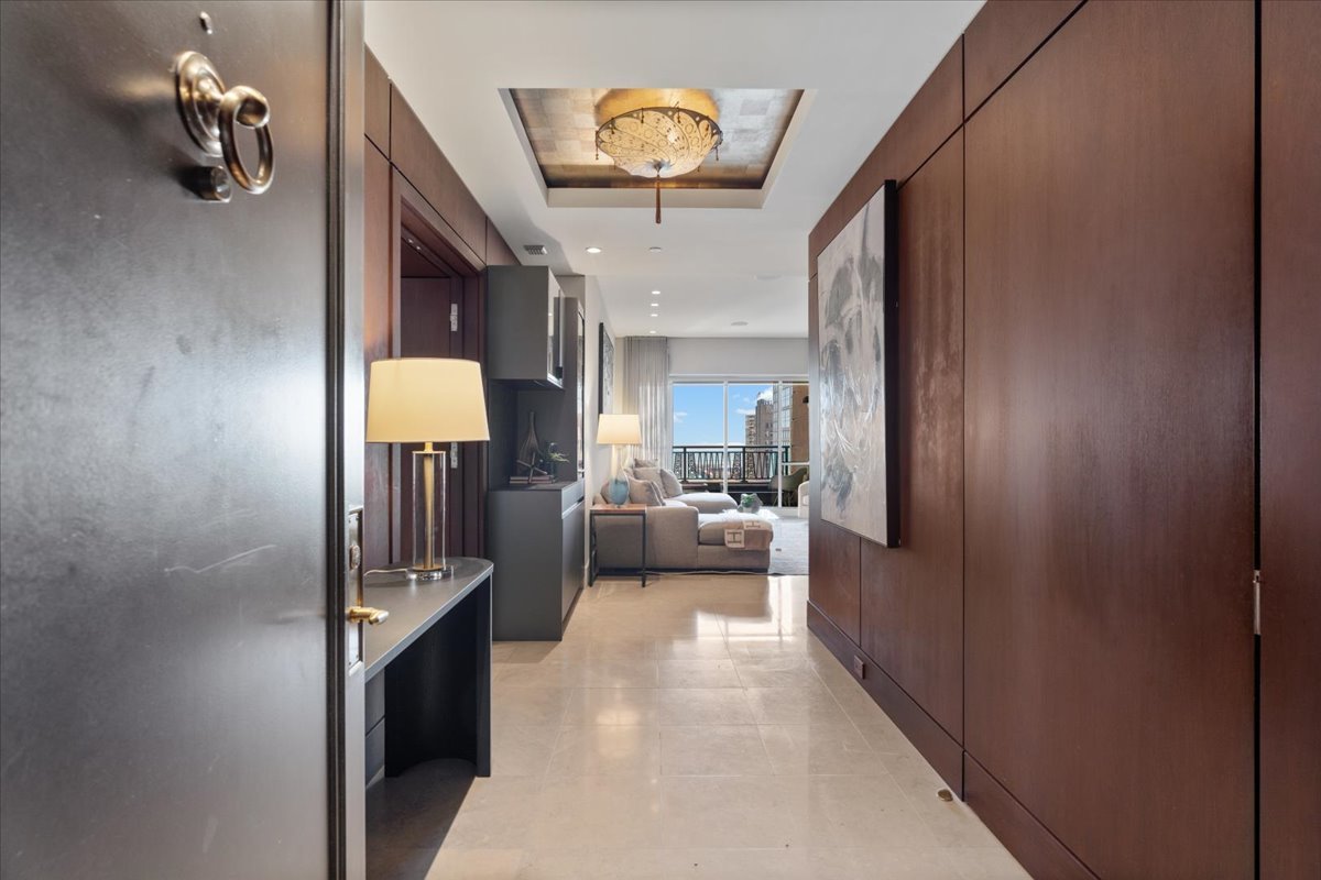 800 N Michigan Avenue 2102