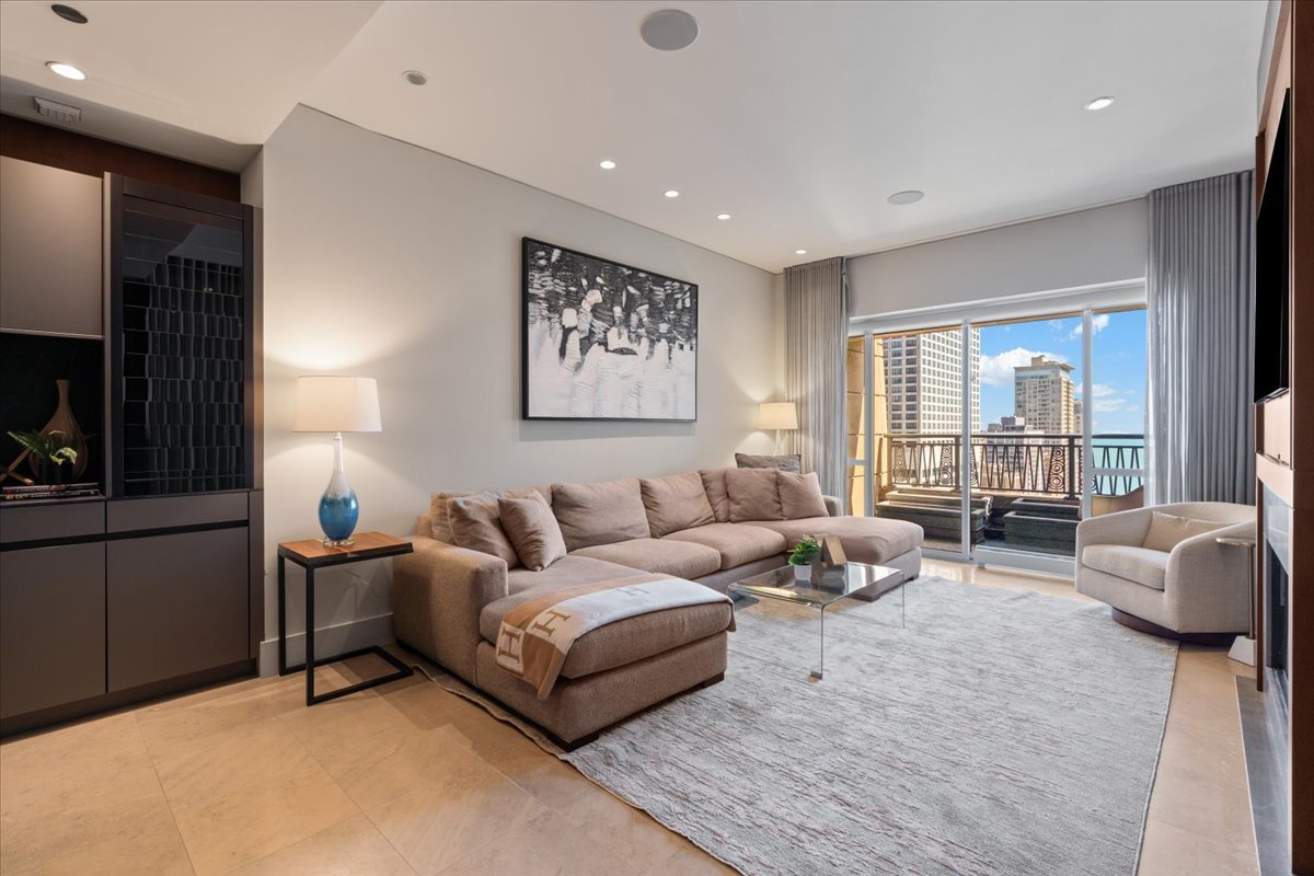 800 N Michigan Avenue 2102