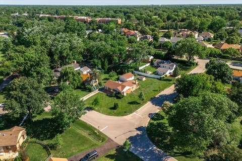 Tiny photo for 600 W Bob O Link Road, Mount Prospect, IL 60056 (MLS # 12699392)