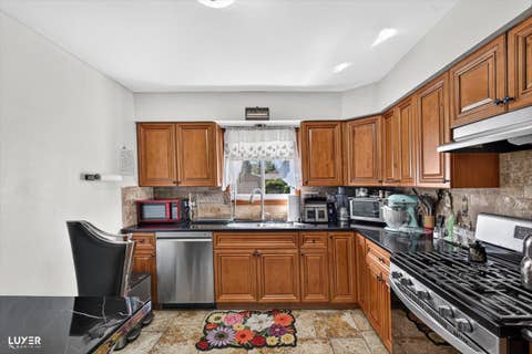 Tiny photo for 600 W Bob O Link Road, Mount Prospect, IL 60056 (MLS # 12699392)