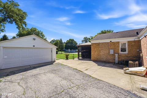 Tiny photo for 600 W Bob O Link Road, Mount Prospect, IL 60056 (MLS # 12699392)