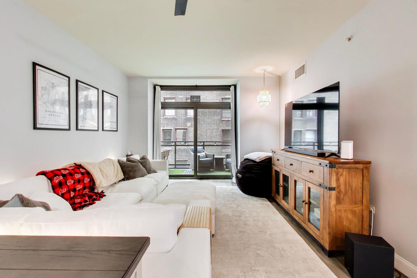 310 S Michigan Avenue 1607