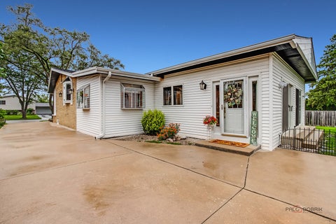 Tiny photo for 605 N Windsor Drive, Mount Prospect, IL 60056 (MLS # 12720072)