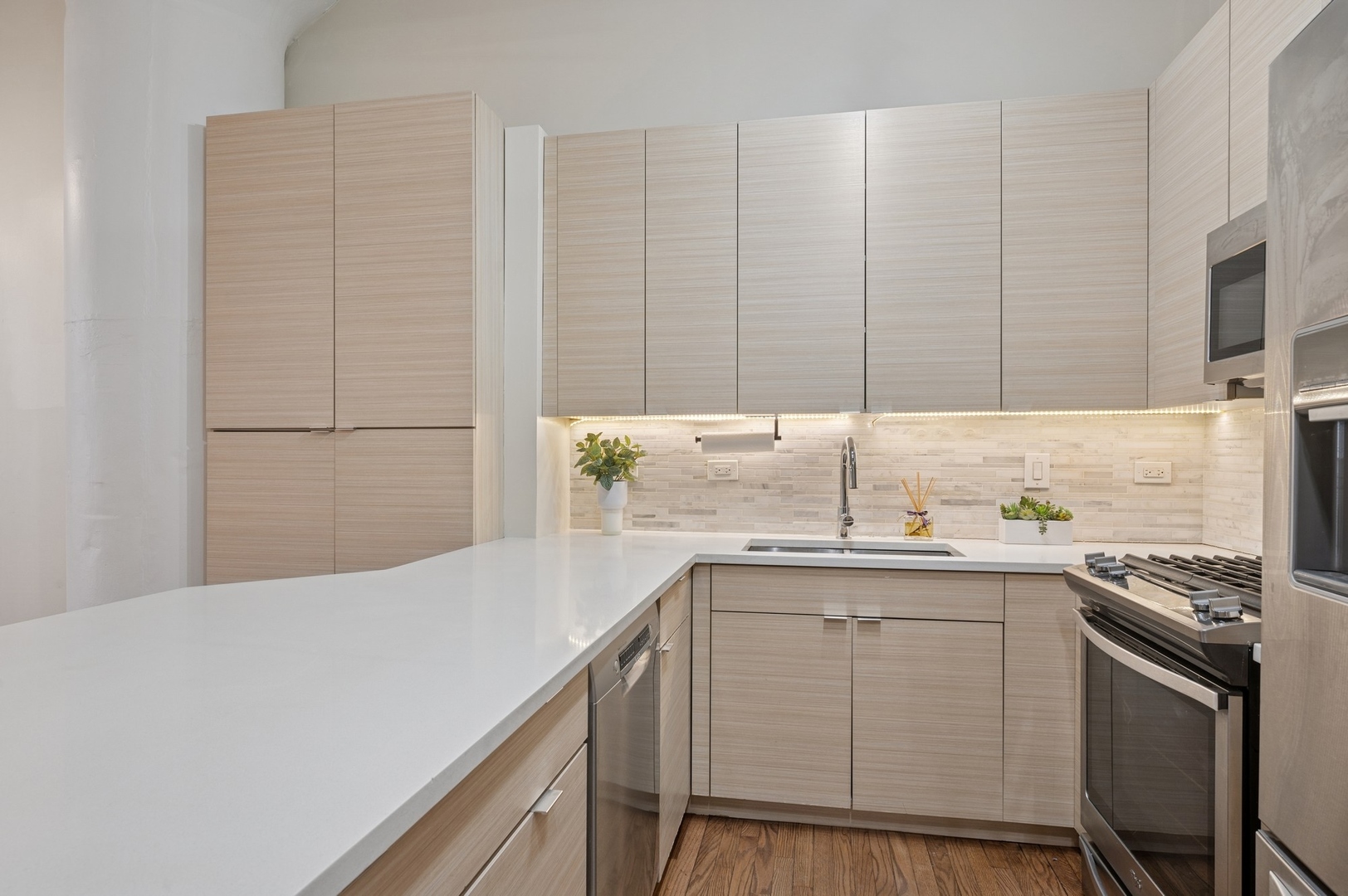 333 W Hubbard Street 416