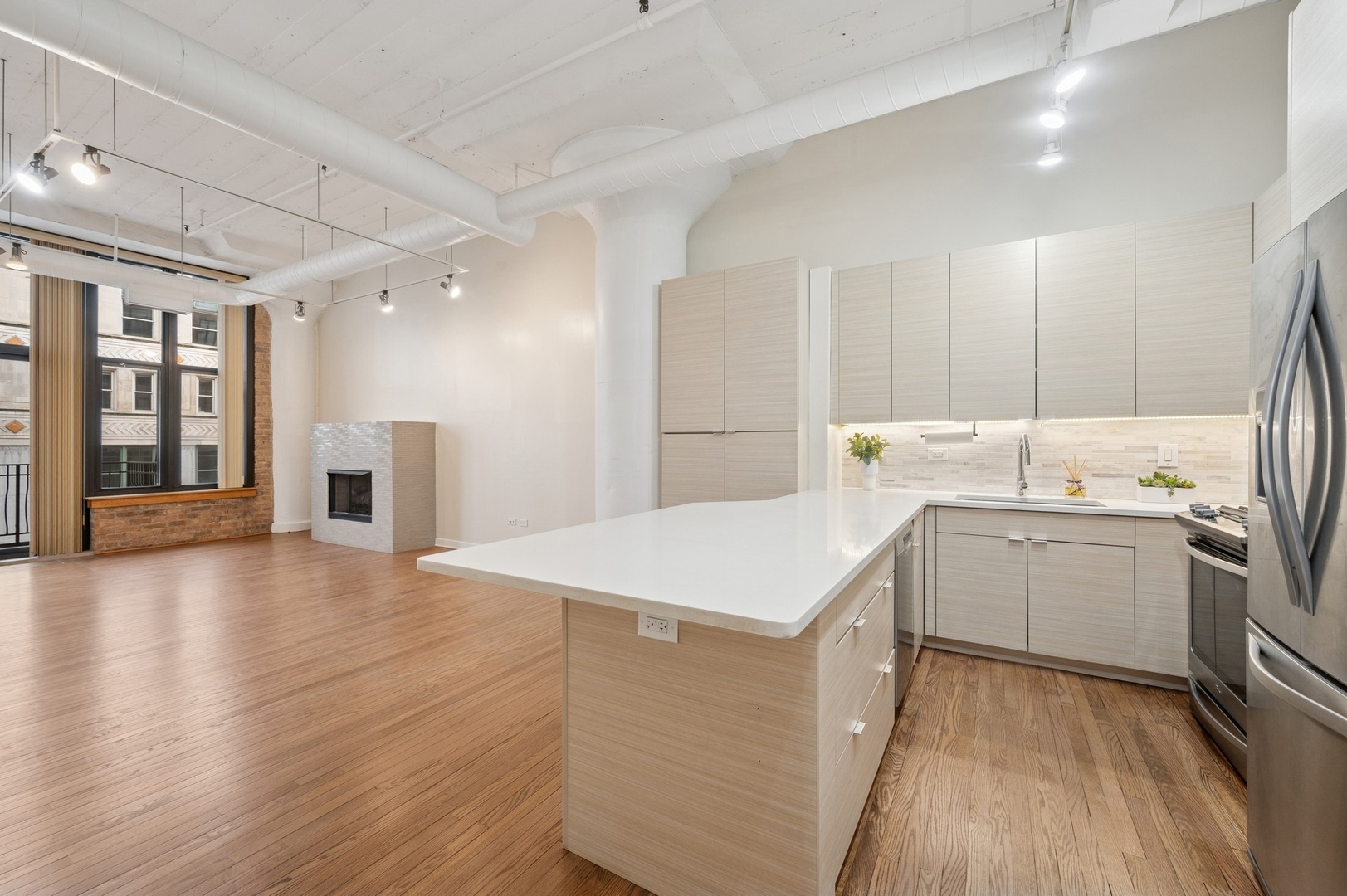 333 W Hubbard Street 416