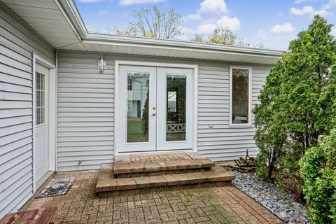 Tiny photo for 1935 Fairmeadows Court, Bettendorf, IA 52722 (MLS # 12620853)