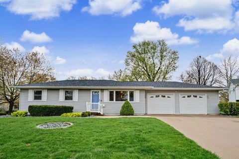 Photo of 1935 Fairmeadows Court, Bettendorf, IA 52722 (MLS # 12620853)