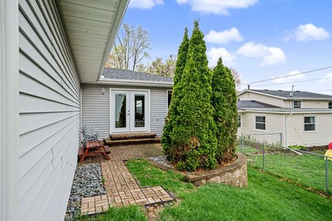Tiny photo for 1935 Fairmeadows Court, Bettendorf, IA 52722 (MLS # 12620853)