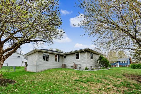 Tiny photo for 1935 Fairmeadows Court, Bettendorf, IA 52722 (MLS # 12620853)
