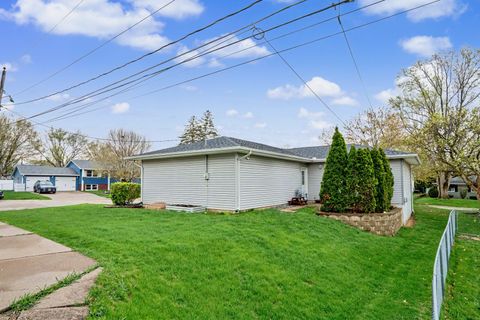 Tiny photo for 1935 Fairmeadows Court, Bettendorf, IA 52722 (MLS # 12620853)