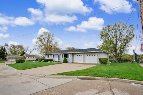 Tiny photo for 1935 Fairmeadows Court, Bettendorf, IA 52722 (MLS # 12620853)