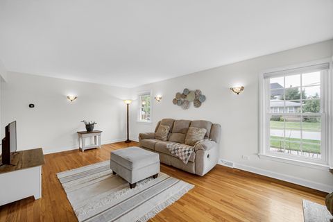 Tiny photo for 474 N Highview Avenue, Elmhurst, IL 60126 (MLS # 12463808)