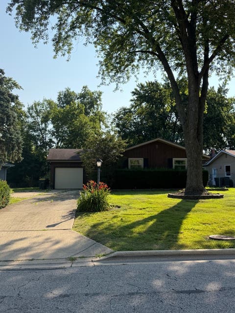 Photo of 381 N Silverleaf Boulevard, Carol Stream, IL 60188 (MLS # 12724307)