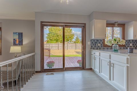 Tiny photo for 725 BISMARK Court, Elk Grove Village, IL 60007 (MLS # 12501066)