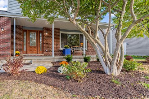 Tiny photo for 725 BISMARK Court, Elk Grove Village, IL 60007 (MLS # 12501066)