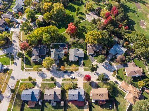 Tiny photo for 725 BISMARK Court, Elk Grove Village, IL 60007 (MLS # 12501066)