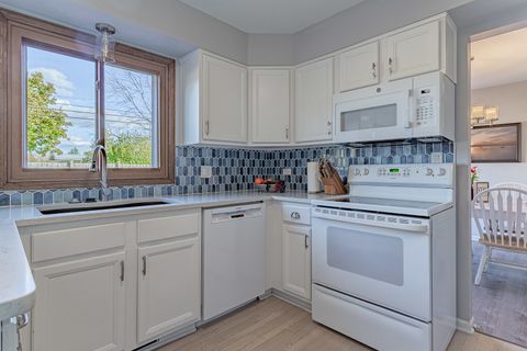 Tiny photo for 725 BISMARK Court, Elk Grove Village, IL 60007 (MLS # 12501066)