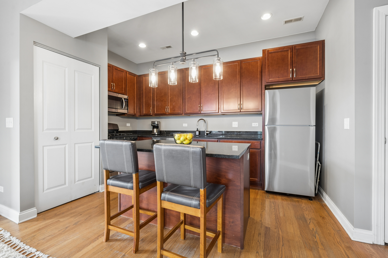 1441 W CUYLER Avenue 3E