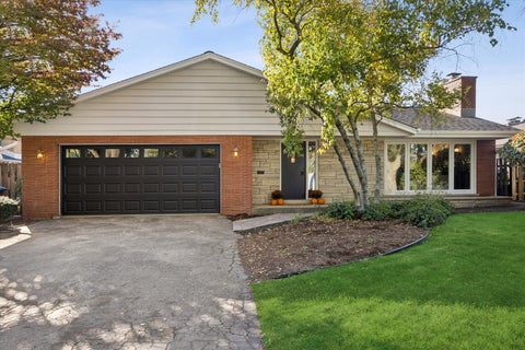 Photo of 5 Larkspur Lane, Clarendon Hills, IL 60514 (MLS # 12773881)
