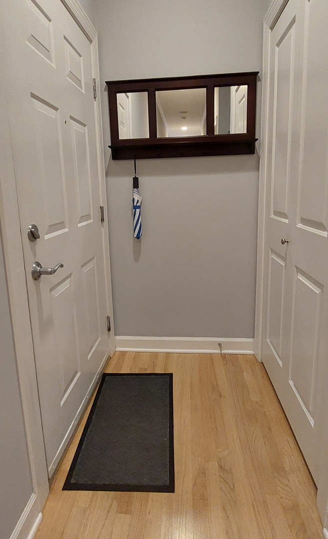 663 W Barry Avenue 2A