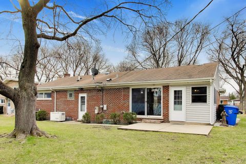 Tiny photo for 108 W Sunset Road, Mount Prospect, IL 60056 (MLS # 12606618)
