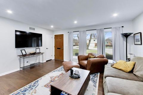 Tiny photo for 108 W Sunset Road, Mount Prospect, IL 60056 (MLS # 12606618)