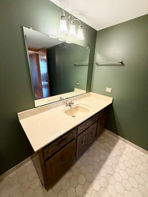 Tiny photo for 10420 Circle Drive #25B, Oak Lawn, IL 60453 (MLS # 12508046)