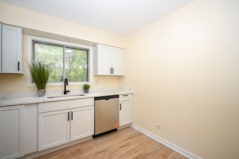 Tiny photo for 1751 Plymouth Court #B, Wheaton, IL 60189 (MLS # 12503449)