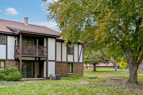 Tiny photo for 1751 Plymouth Court #B, Wheaton, IL 60189 (MLS # 12503449)