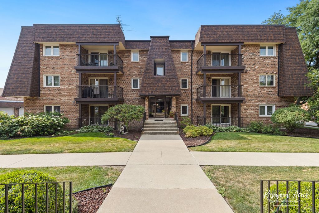 Photo for 18137 Martin Avenue #1NE, Homewood, IL 60430 (MLS # 12497402)